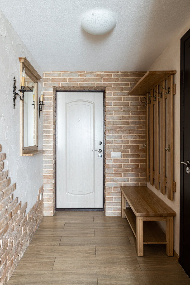 Вид на вход в помещение прихожей