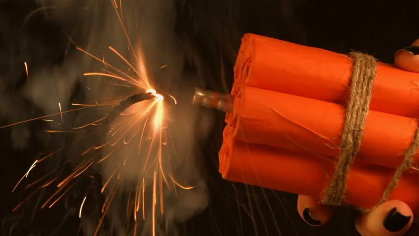 Взрыв шашки динамита. Горение огнепроводного шнура. Зажженный фитиль. Динамит горит. Зажженный фитиль.
