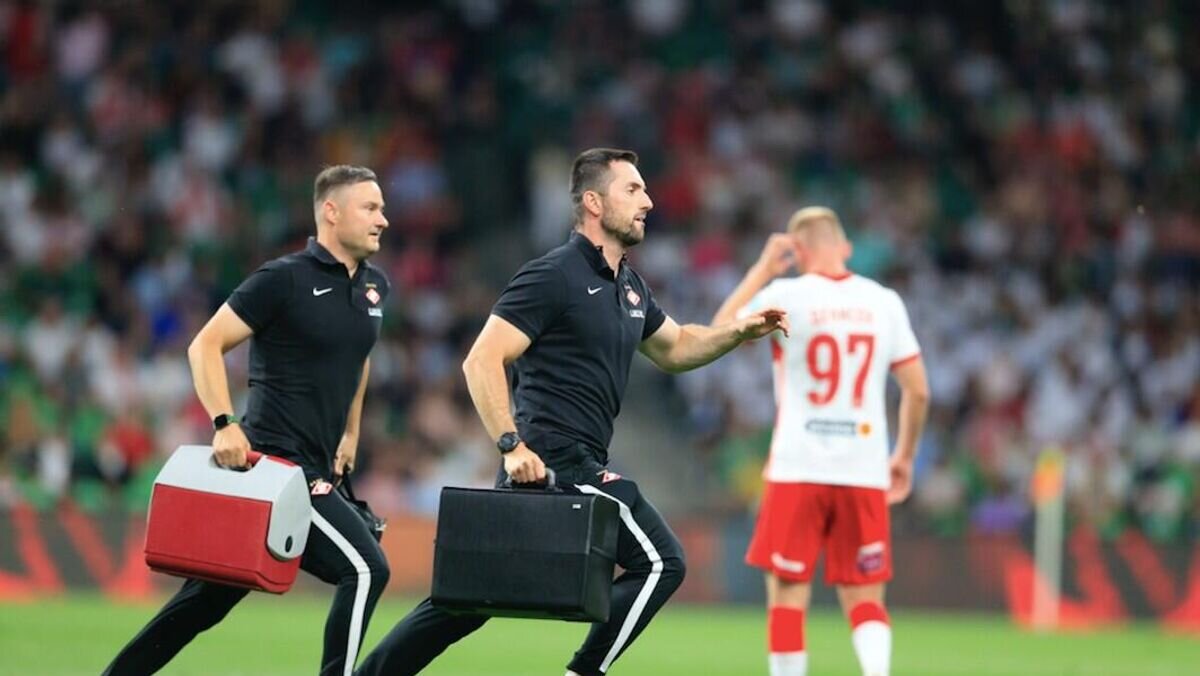    Врач "Спартака" Глеб Чернов (в центре)© пресс-служба ФК "Спартак"