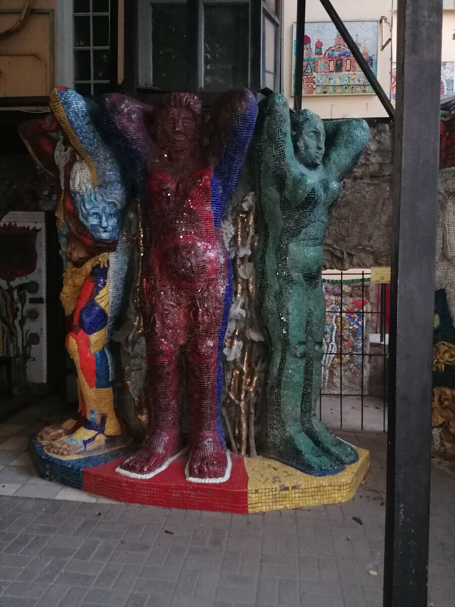 мозаичный дворик..