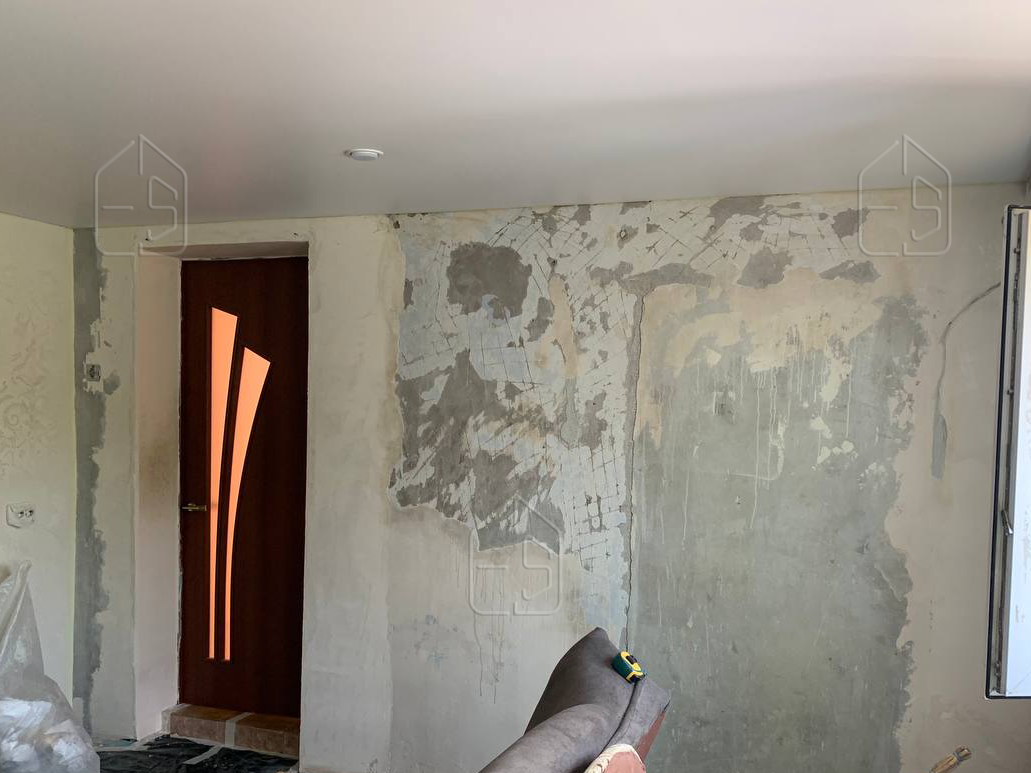 Стены до нанесения декоративной штукатурки. В комнате уже установлен натяжной потолок