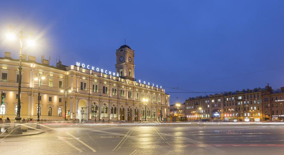 Московский вокзал в вечернем освещении.