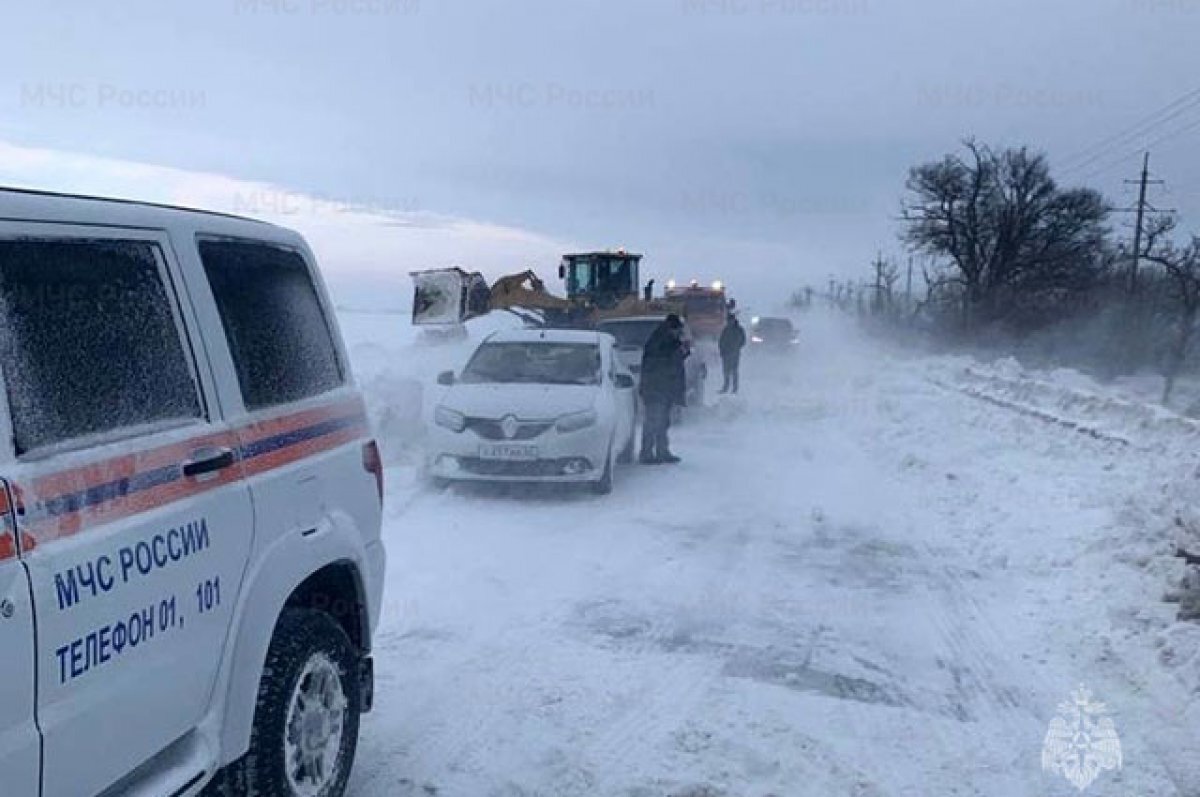    Спасатели устраняют последствия непогоды в Сакском и Черноморском районах Крыма.