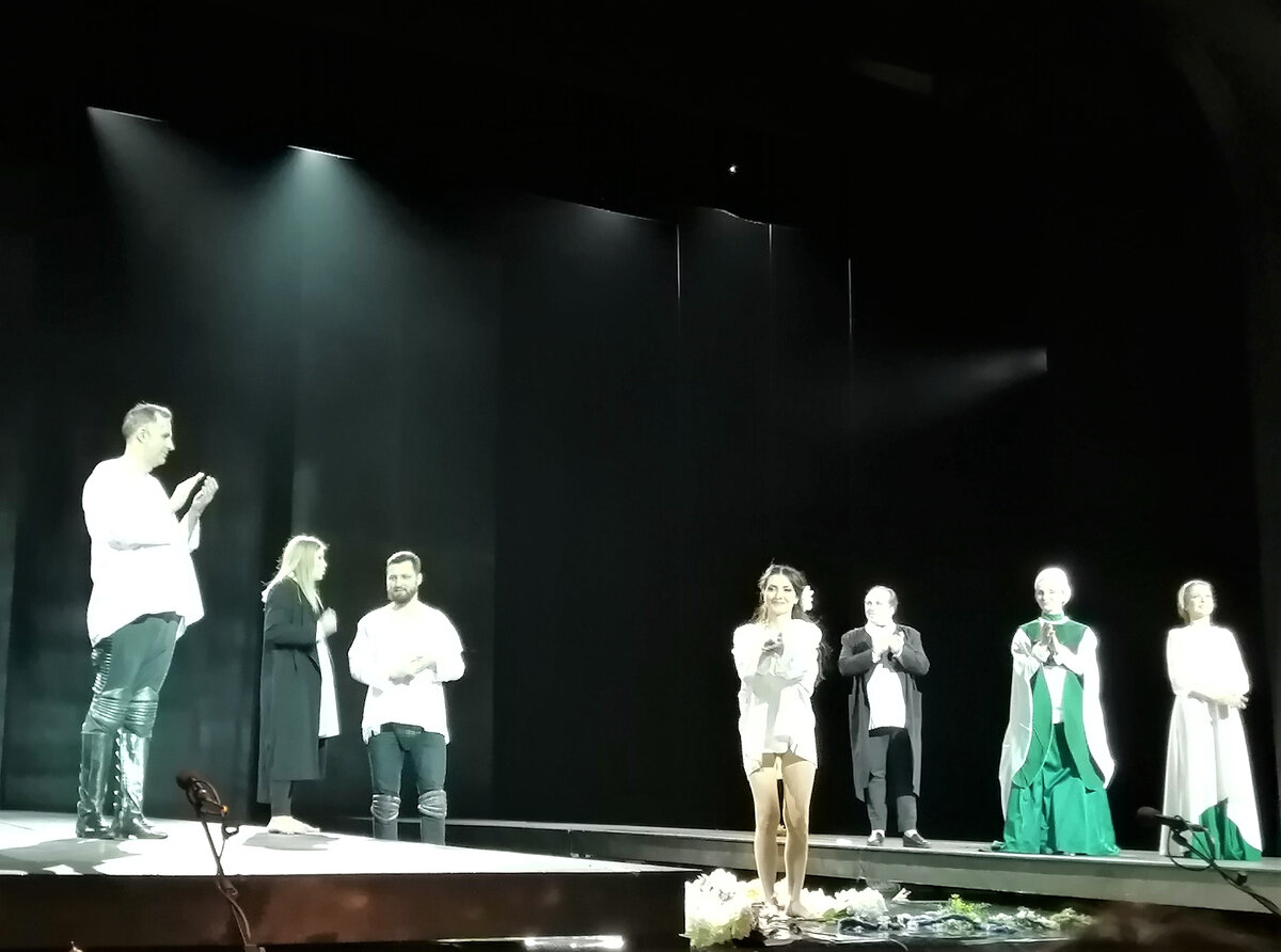 Здесь Гаяне в рубашечке, я просто не рискнула помещать ее без. Фото автора