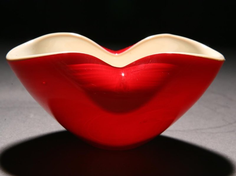 Анатолий Силко. Пепельница «Восьмерка». 1970. Завод «Красный Май». Высота 6,2 см. Всероссийский музей декоративно-прикладного и народного искусства / СС-350. Госкаталог: 4582667.