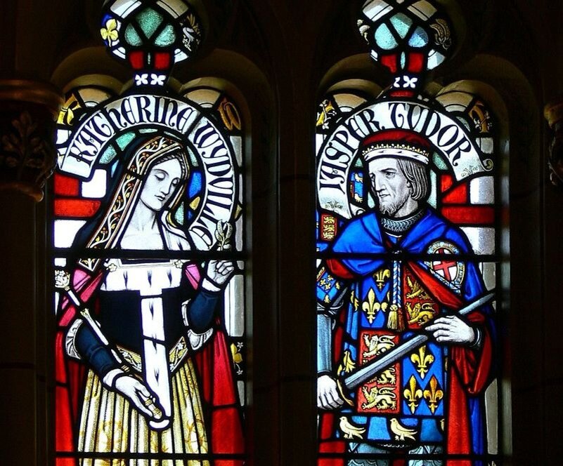 Джаспер Тюдор и его супруга Екатерина Вудвилл. Изображение на витражах.