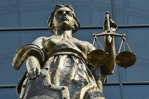 Яндекс картинки (У здания Верховного суда Фемида глаза не закрывает)