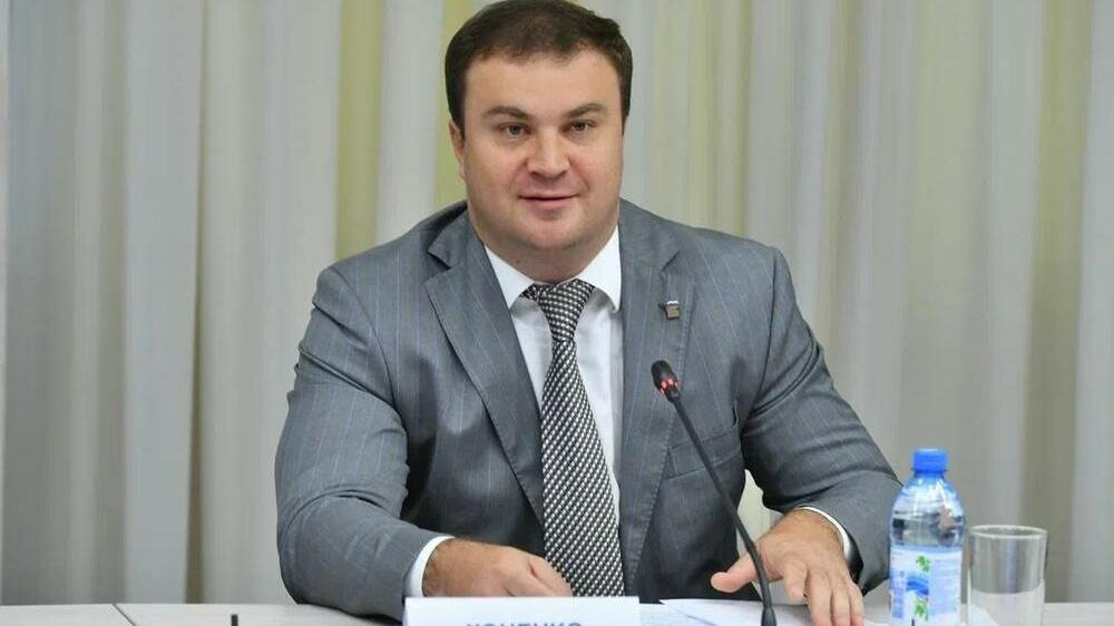     Во время брифинга со СМИ Хоценко также рассказал, как планирует решать проблему с предприятиями, которые загрязняют воздух в Омске.