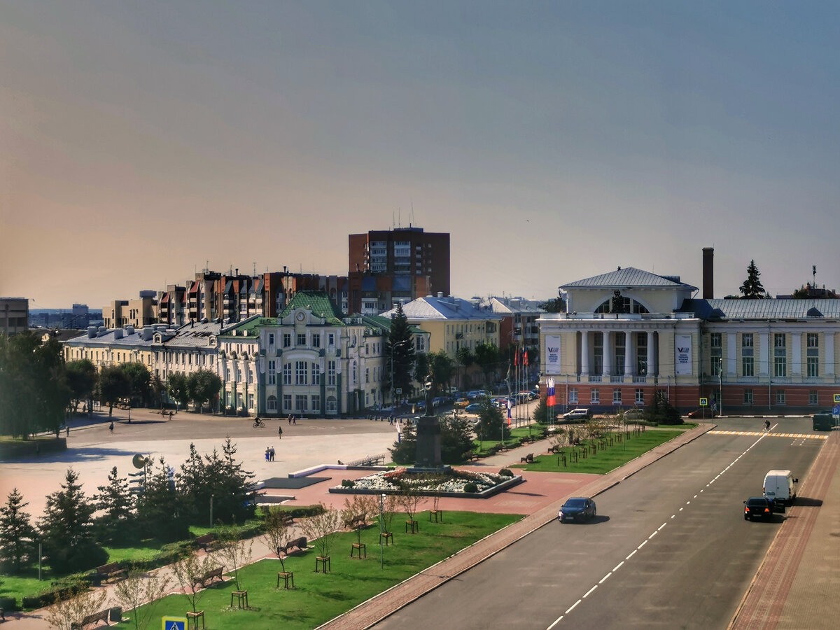 Утренняя площадь Ленина. Вид с пятого этажа гостиницы "Русь".
