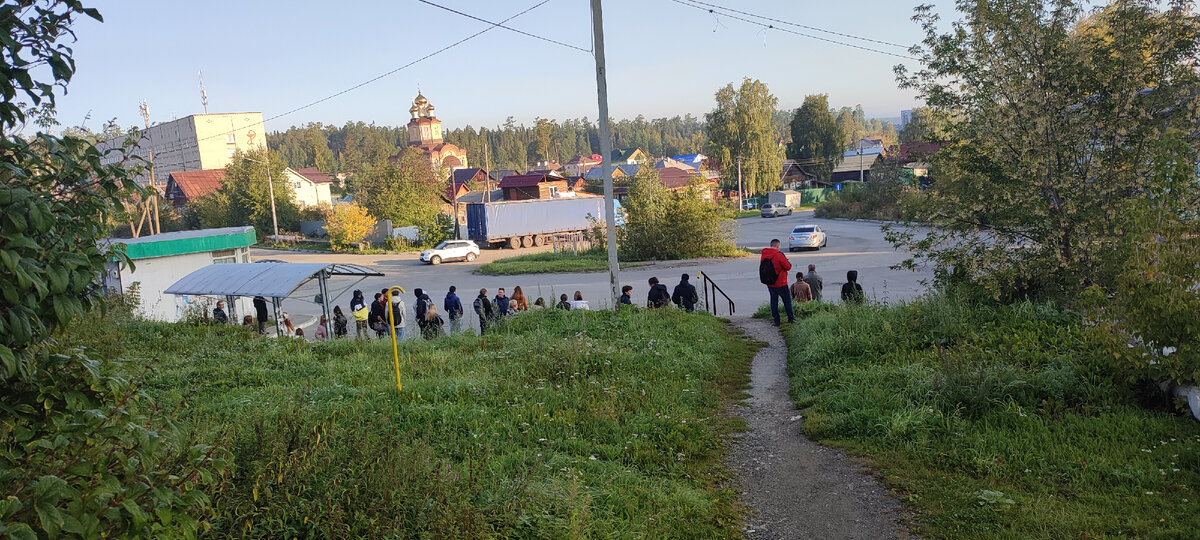 На фото-вид остановочного комплекса на конечной в 7 ч 35 минут утра. Не все вошли в кадр- растянулись по остановке.  Фото автора. 