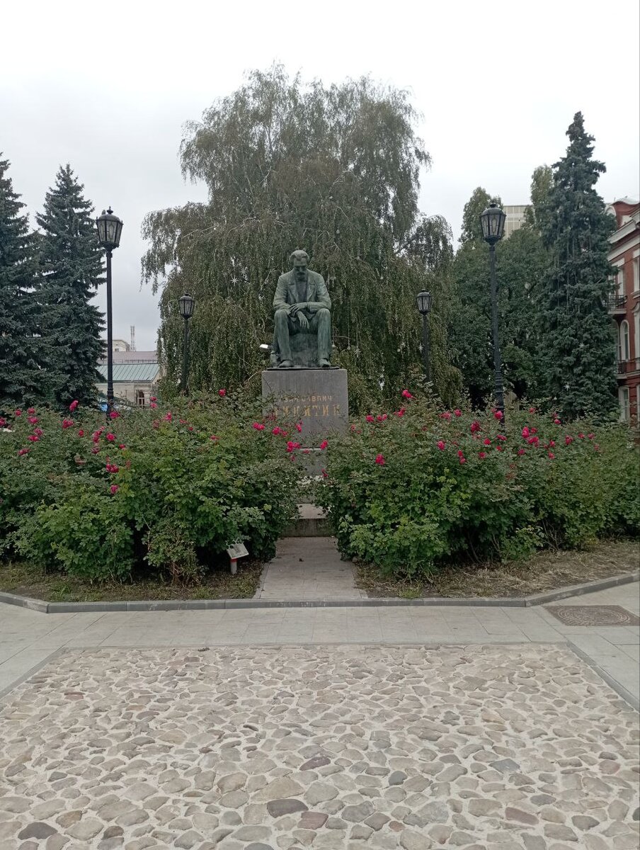 памятник И.С. Никитину с восстановленной мостовой