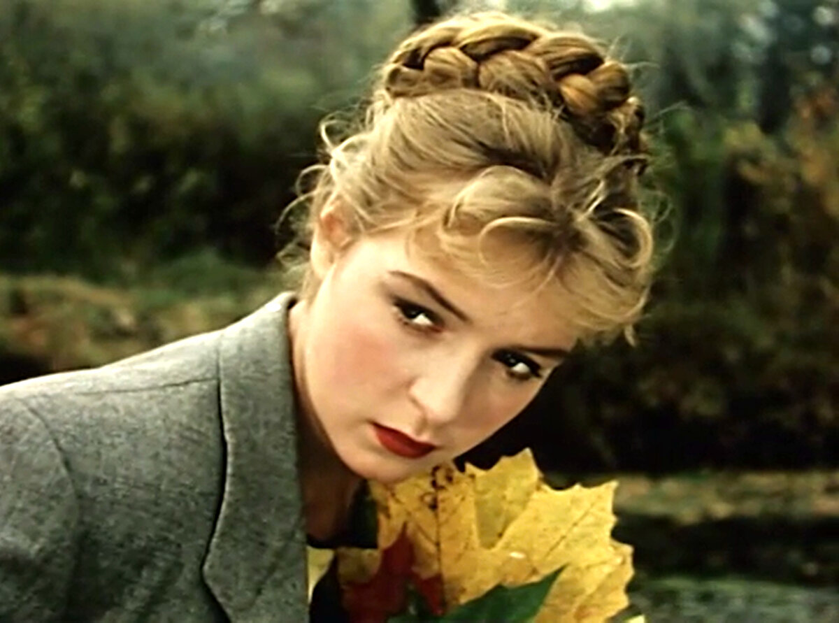 Кадр из кинофильма "Сверстницы", 1959 г., режиссер Василий Ордынский, сценарист Алла Белякова, композитор Вениамин Баснер (скриншот)