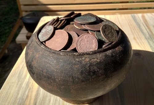 Такие чугунки сегодня снова в моде. А вот нет их особо в продаже. А в нашем детстве их было очень много самых разных. Иногда их дно протиралось до дырок об печные кирпичи, когда их туда-сюда постоянно задвигали-выдвигали, чтобы сварить, а потом достать и накормить семью теплой едой из русской печи. Эти же чугунки и были такими довольно крепкими "шкатулками" для различного хранения всего и вся, в том числе в земле, примерно как керамические сосуды с драгоценностями.