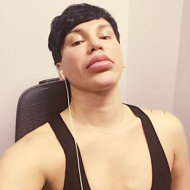 Он — самый популярный пластический хирург Москвы. Но стоит ему снять ...