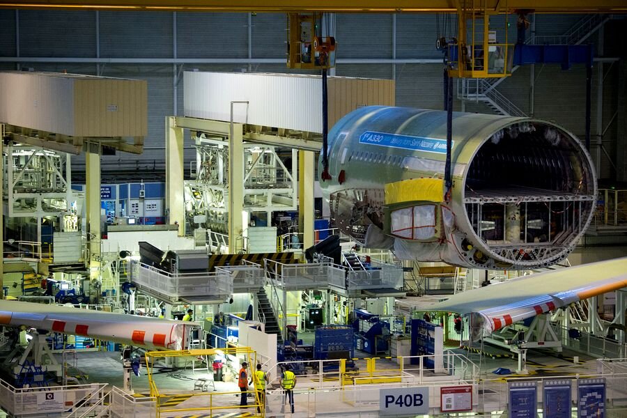 Сборочная линия A330neo в Тулузе. Закончив производство первых экземпляров базовой модификации A330-900, Airbus приступил к подготовке варианта с укороченным фюзеляжем, увеличенным крылом, большими взлётной массой и дальностью полёта A330-800. Его полёт намечен на следующий год