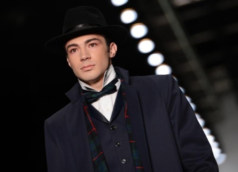 Пятничный демисезонный выход для делового человека — история совершенно особенная. С одной стороны, без бизнес-нотки не обойтись, а с другой — раз в неделю душа требует большей свободы в выборе одежды Фото: Екатерина Чеснокова/РИА Новости
