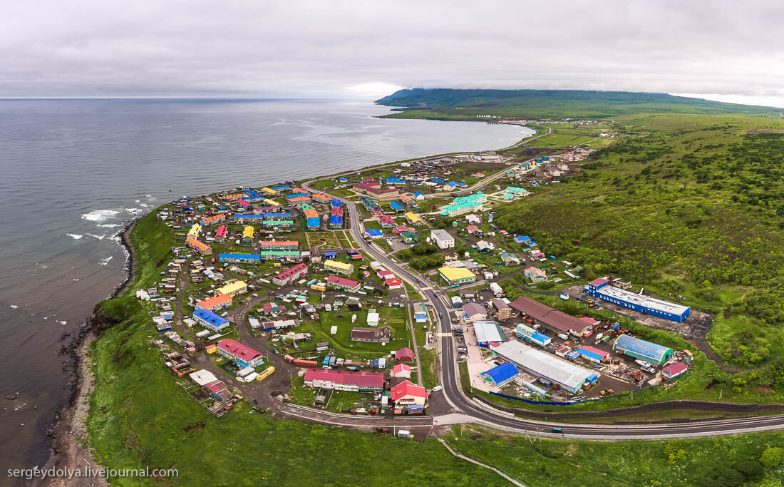 Курильск город. Город Курильск остров Итуруп. Курилы острова Южно Курильск. Остров Кунашир пгт Южно-Курильск. Поселок Южно Курильск.