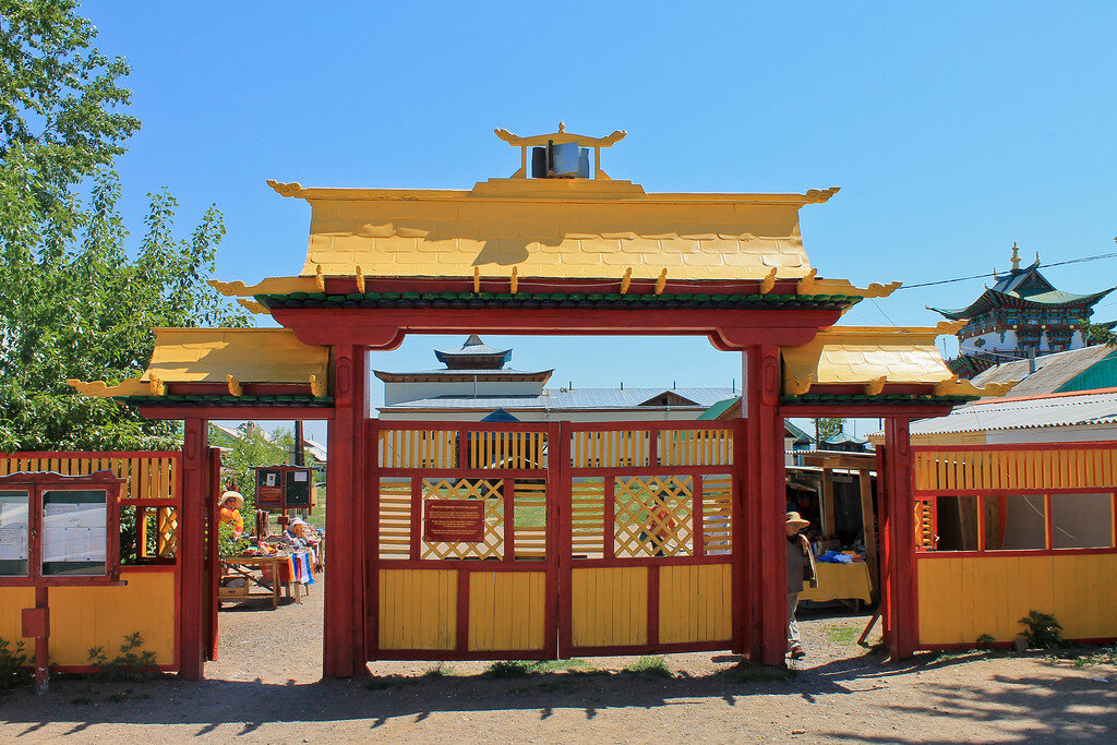 
Ворота дацанов состоят из трех частей - центральный вход открыт только по большим праздникам, проходить стоит через левую калитку.
