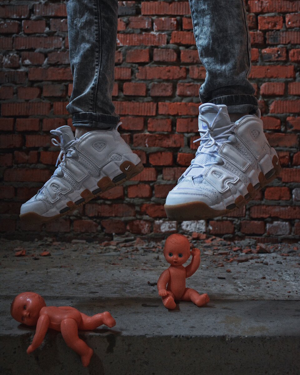 Люблю необычные фото. Надпись "AIR" вдохновила на создание динамичной композиции