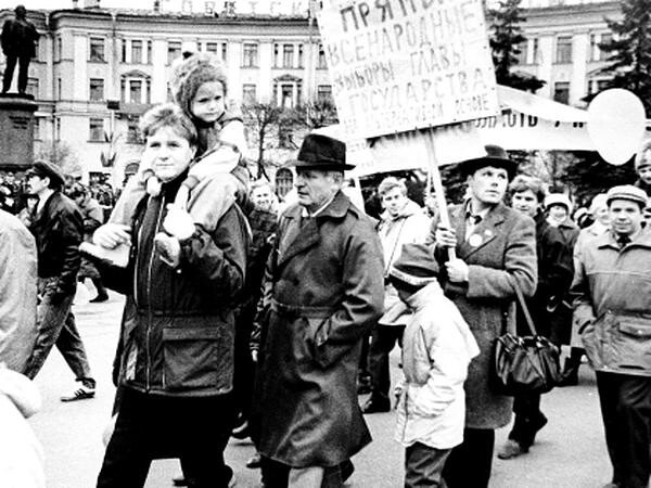 На этой фотографии Александр Шмонов (с плакатом) весной 1990 года во время предвыборной кампании в Ленинградском пригороде Колпино. 
Фото: РИА «Новости»