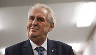 © РИА Новости / Алексей ВитвицкийПерейти в фотобанкМилош Земан вновь стал президентом Чехии"Президент Российской Федерации Владимир Путин направил поздравительную телеграмму Милошу Земану по случаю его переизбрания на пост Президента Чешской Республики", — говорится в сообщении.