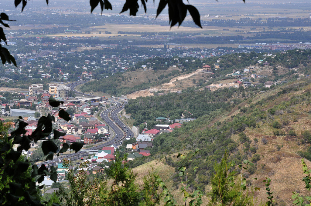 1. Снимок с противоположной стороны горы. Там также есть обзорная площадка. ВОАД - Восточная объездная автодорога. Вдали виден Алматинский аэропорт. Даже видно севшую ЭйрАстану, которая катится к перрону.

