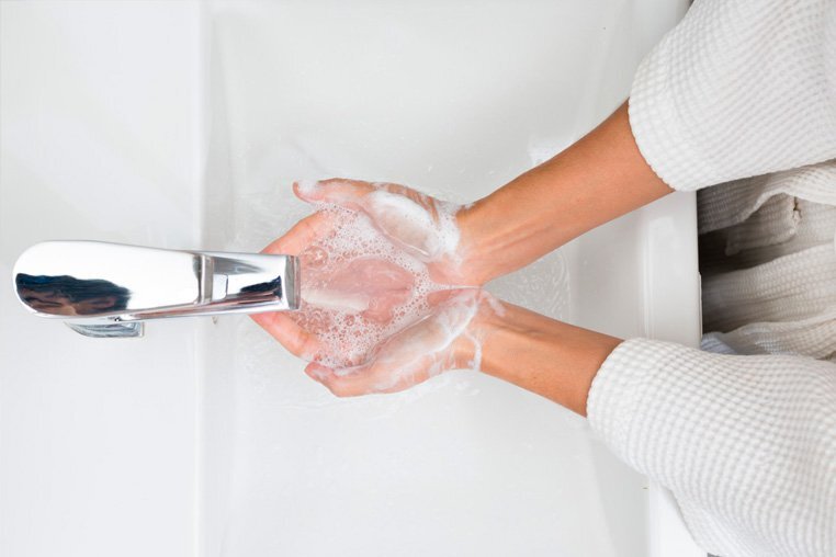 Большинство антибактериальных продуктов содержат парабены, а моющие средства и вовсе не обходятся без них.