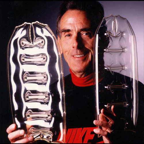 Технологию Nike Air придумал Фрэнк Руди, который ранее работал инженером в NASA. Первоначально Фрэнк не смог продать технологию боссам бренда, поэтому он пошел в другие большие фирмы, но там ему тоже отказали. Когда руди отправился по второму кругу, Nike все-таки согласились выкупить его разработку. 



