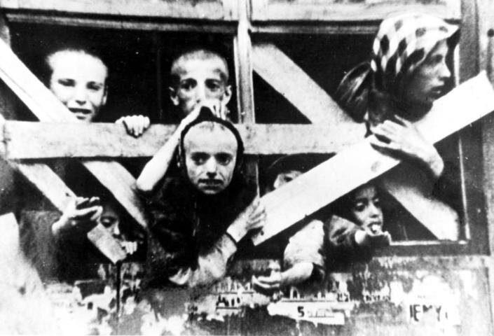 Еврейские дети, направляемые в лагерь смерти (Репродукция Фотохроники ТАСС)