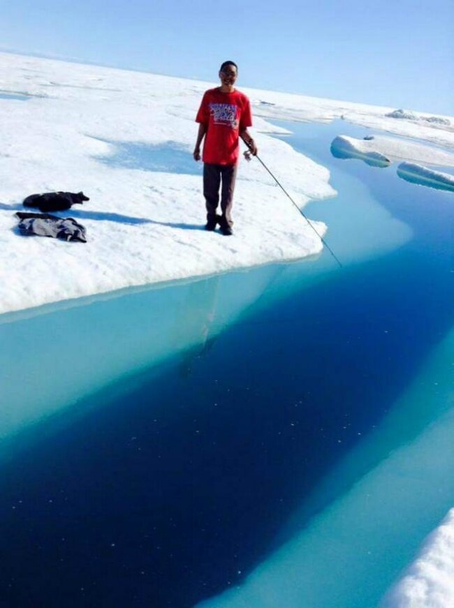 девушка тонет. лед страх. фобия льда. девушка под водой тонет. фобия льда.