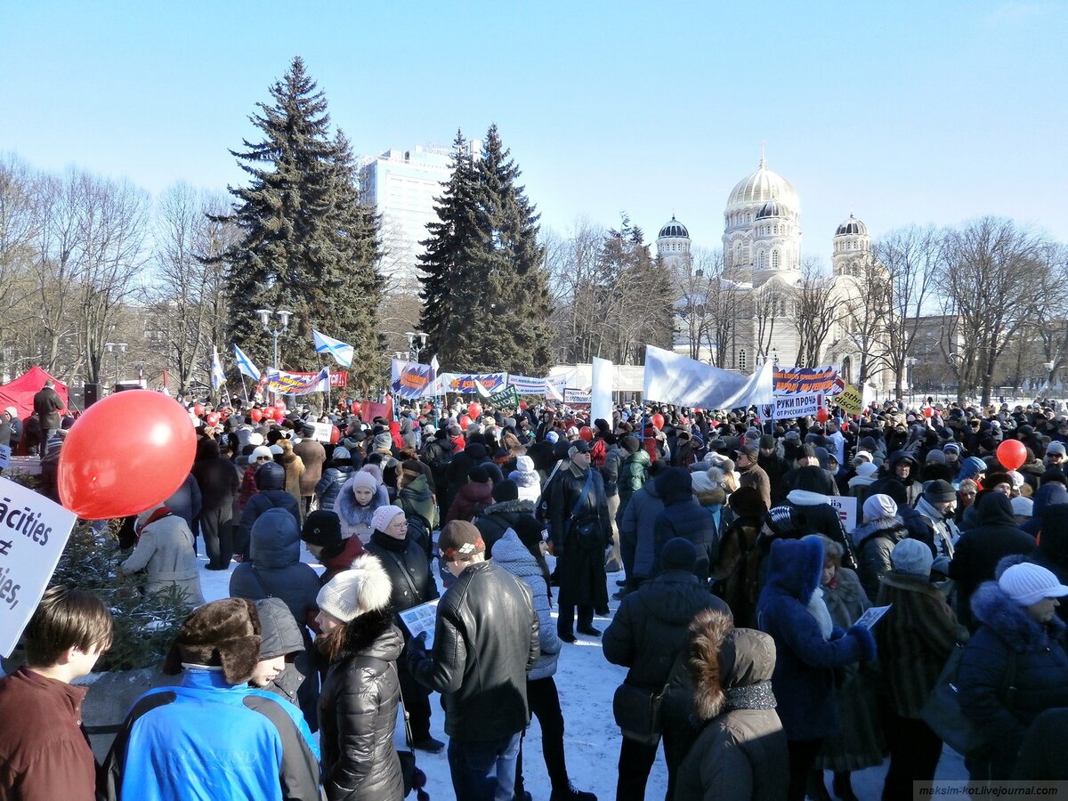  
В  субботу, 24 февраля, на Эспланаде в Риге прошла очередная акция  протеста против перевода школ на обучение только на государственном  языке. Акция приурочена к 229-летию первой русской школы в  Латвии. Как заявляют организаторы, русская школа — это культурная  ценность, гарантия самобытности и сохранение традиций. На сей раз  организаторы приглашали на митинг детей с родителями и учащихся русских  школ. Проходил сбор подписей под обращением к президенту Латвии, ООН, ЕС  и ЮНЕСКО о сохранении и развитии русских школ в Латвии. На этой неделе  Сейм концептуально одобрил поправки, предусматривающие постепенный  переход на обучение на латышском языке в средних школах. rus.delfi.lv