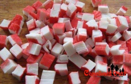 крабовые палочки нарезаем кубиками