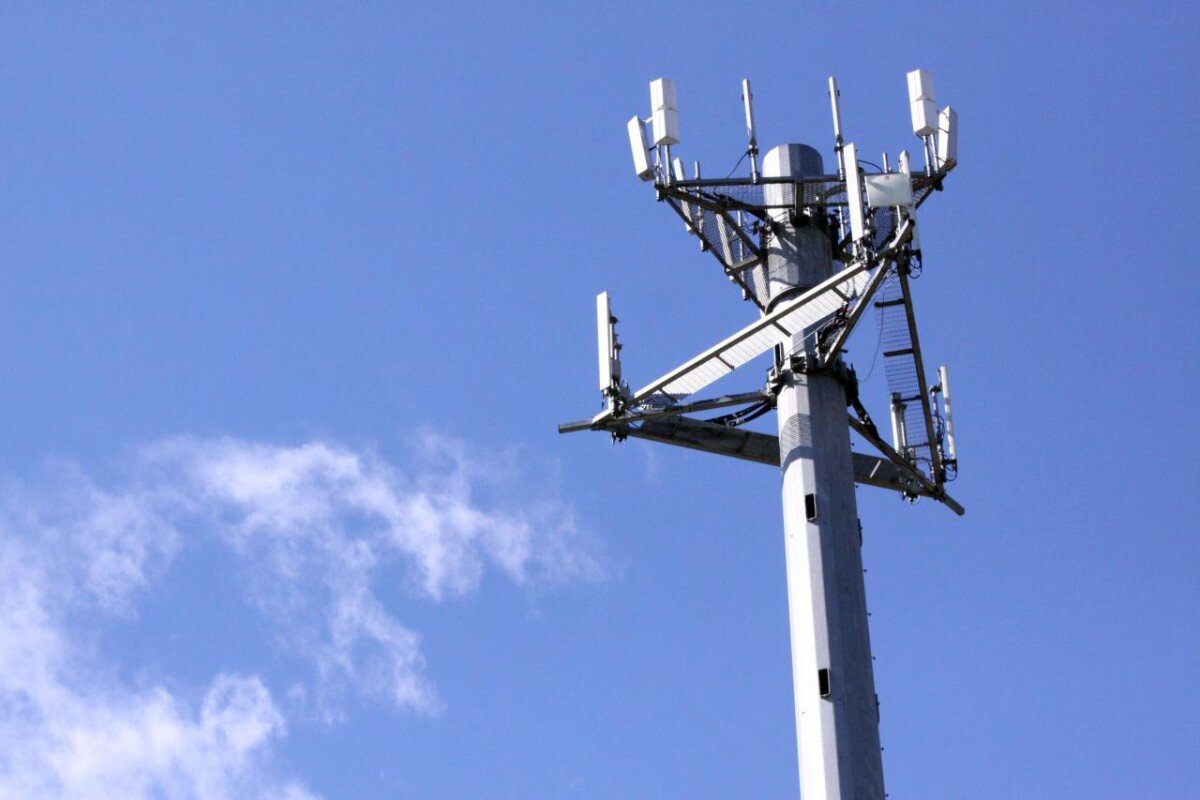Секторные антенны базовых станций. Антенна оператора сотовой связи. Вышка 4g. Базовая станция LTE.