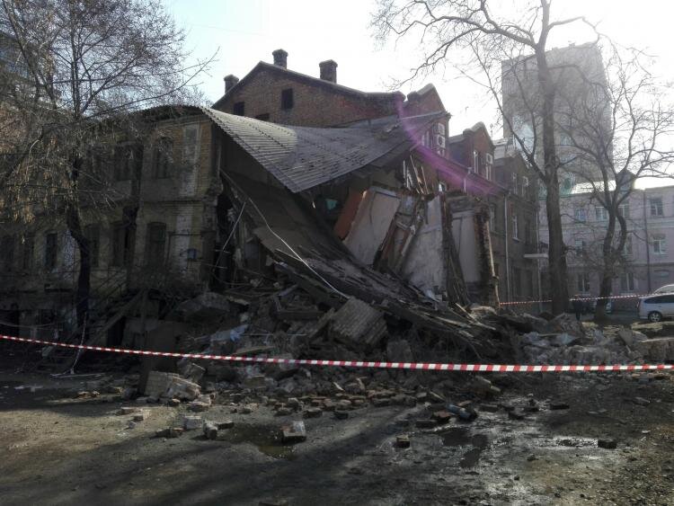В центре Владивостока произошло обрушение двухэтажного жилого дома | ПЛОХИЕ  НОВОСТИ | Дзен