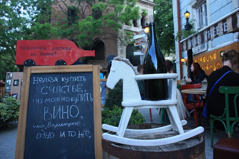 Вывески в тифлисе. Вывески tbilisi. Дореволюционные вывески. Старинные вывески названий улиц. Тбилиси табличка.