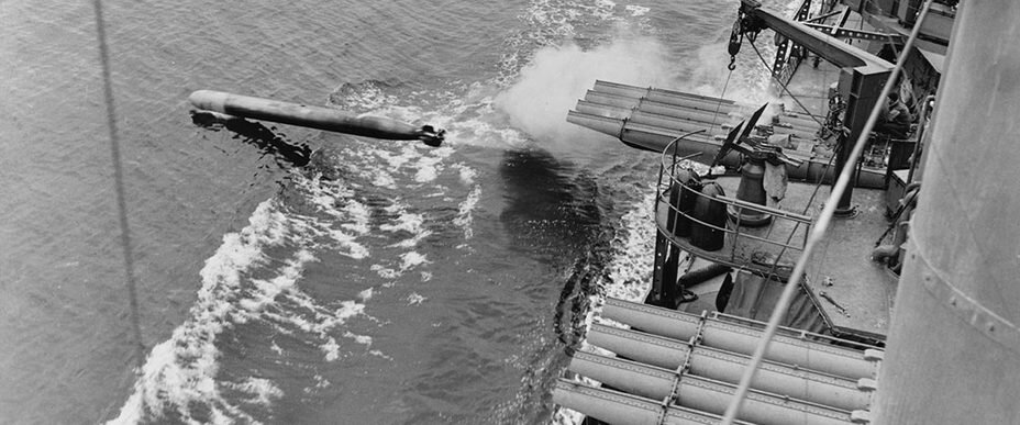 Эсминец DD-384 «Данлэп» производит пуск торпеды Mark 15. 3 июля 1942 г.
