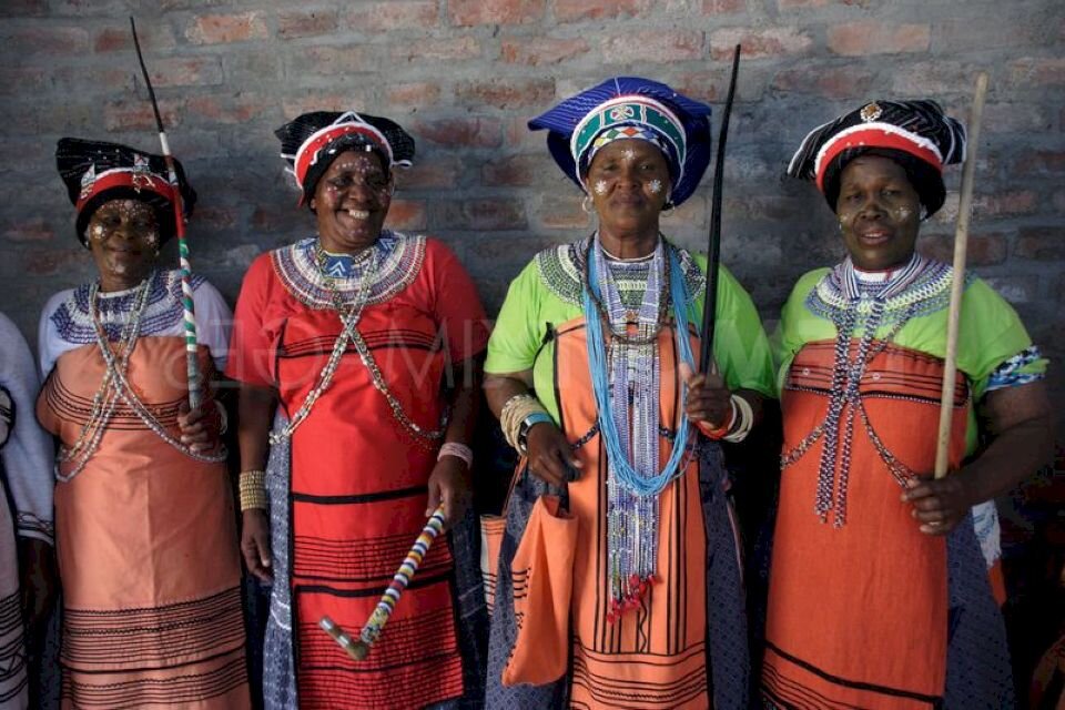 Ангола племена. Национальный костюм ЮАР. Африканская Национальная одежда. Одежда Южной Африки. Одежда народов Африки.