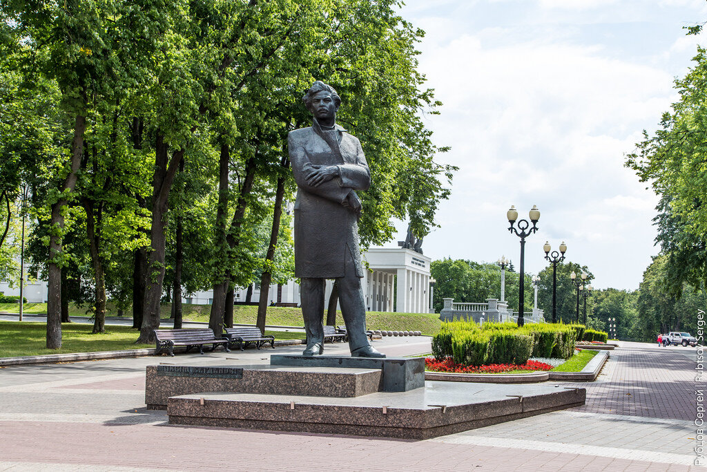 Памятники в минске недорого. Минск памятники. Памятники в Минске фото. Прогулка по Минску. Памятники Минска фото и название.