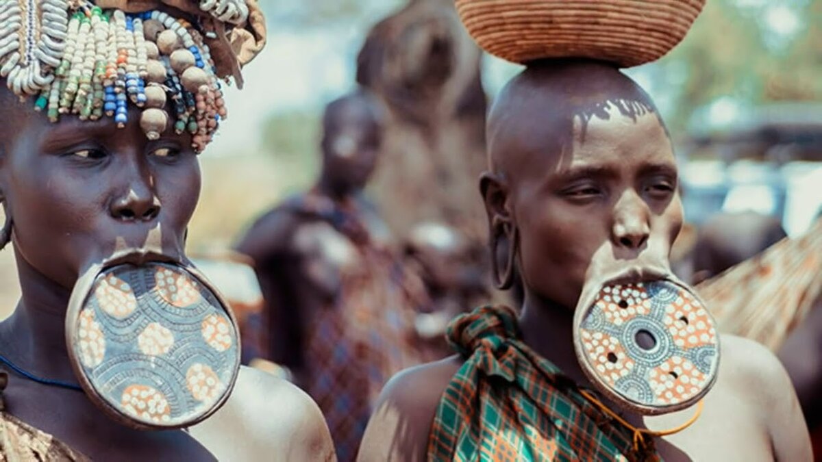 Племя Мурси в Африке девушки. Африка Тутси коренные народы. Тарелка в губе племя