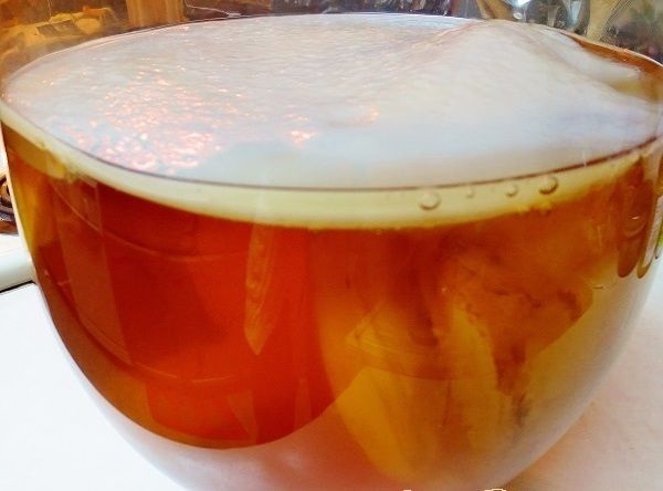 Благодаря своему составу напиток нормализует кишечную микрофлору, предотвращает рост и развитие гнилостной микрофлоры, стабилизирует кровяное давление, понижает уровень холестерина. Комбуча заметно улучшает работу поджелудочной железы и нервной системы, а также помогает выводить из организма различные токсины и способствует похудению, позволяет взбодриться и отлично поднимает настроение.