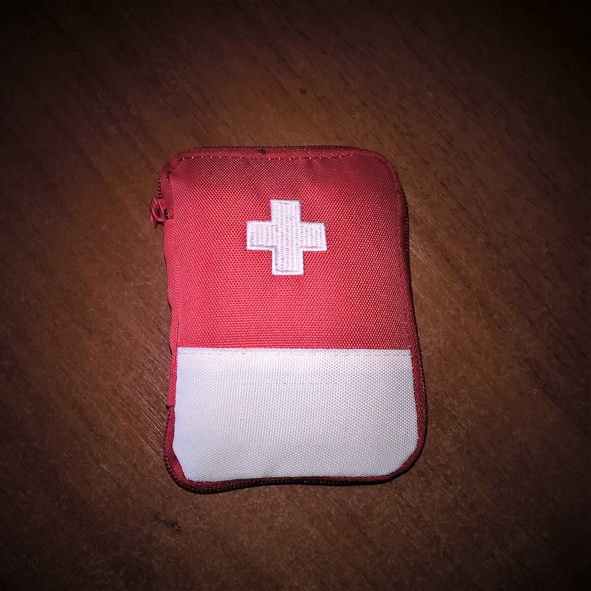 Аптечка должна быть обязательно красной, или хотя бы иметь красный крест для более простого поиска. На ней можно еще написать группу крови, если она индивидуальная.