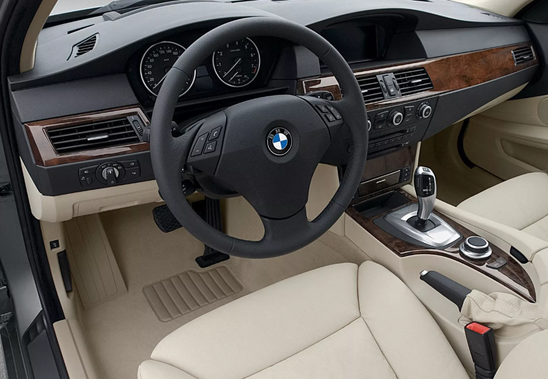 Салон BMW 5 серия 2008 года