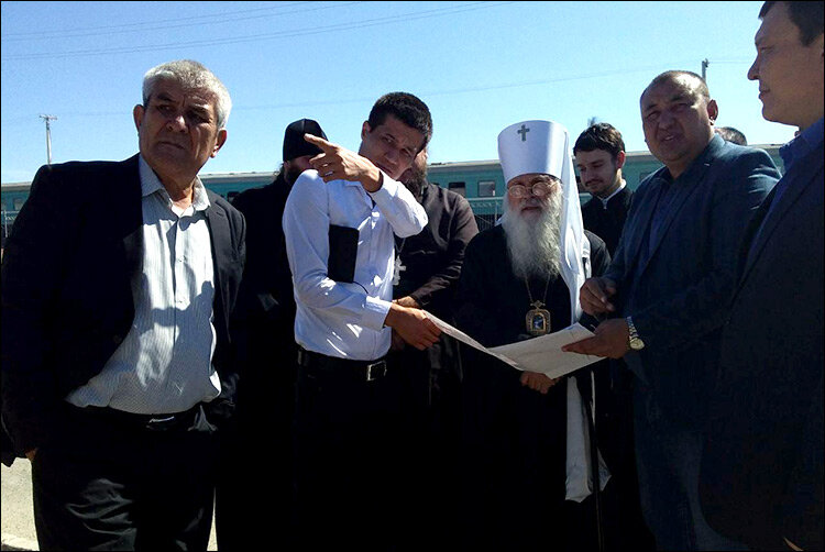 Митрополит Викентий и представители администрации Нукуса. Фото с сайта Kruz.uz