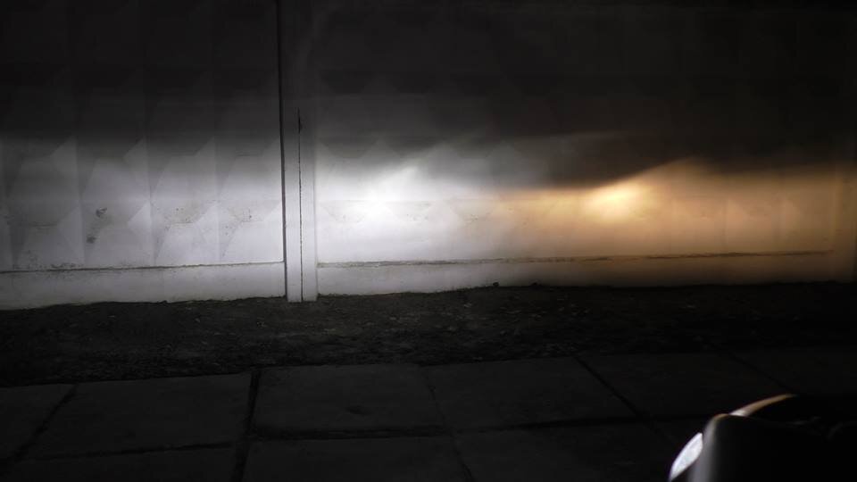 А так выглядит свето-теневая граница типичной светодиодной лампы, точнее ее отсутствие (слева). Светит во все стороны, но не освещает... а именно, дорогу. Жуть...