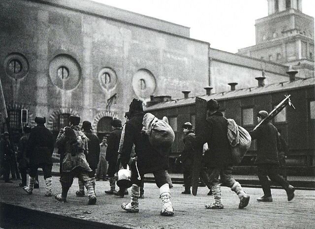 На заработки в Москву. Казанский вокзал, 1930 год.