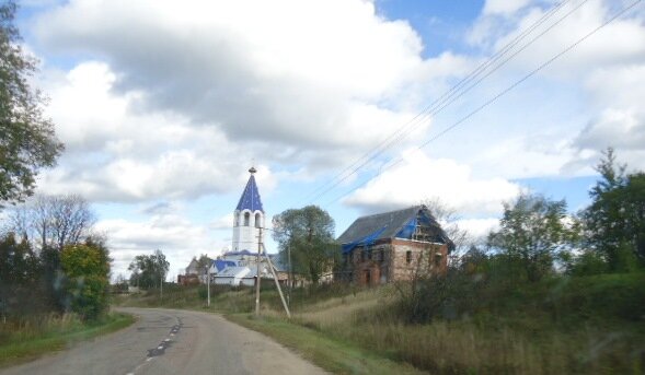    Богата событиями история древней земли Ростовской. Много всего интересного можно увидеть в короткой поездке по району. Подыскивая себе земельный участок для покупки, мы объехали много сел и деревень. Много всего интересного увидели и узнали.