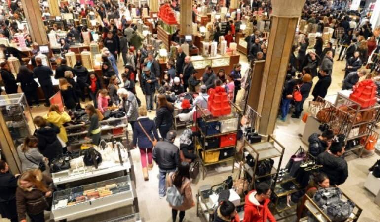 В США «Черная пятница» проводится с 1966 года, а в других странах эта традиция появилась сравнительно недавно. Официально «Черная пятница» - первая пятница после всеамериканского праздника Дня благодарения. В этот день цены на разные товары, которые продаются в розницу, сильно снижается, а из-за того, что их количество почти всегда сильно ограничено, покупатели попросту теряют рассудок. Black Friday не является официальным праздником, но многие жители США в этот день берут отгул, чтобы успеть купить что-то дешевле. Исключением являются сотрудники торговли, которые просто не могут взять отгул из-за того, что в этот день поток покупателей возрастает в разы.