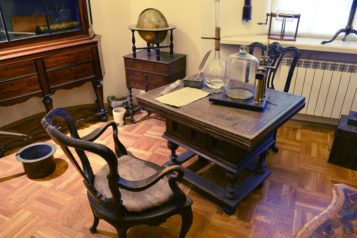 Интерьер кабинета ученого XVIII века в Музее М.В. Ломоносова