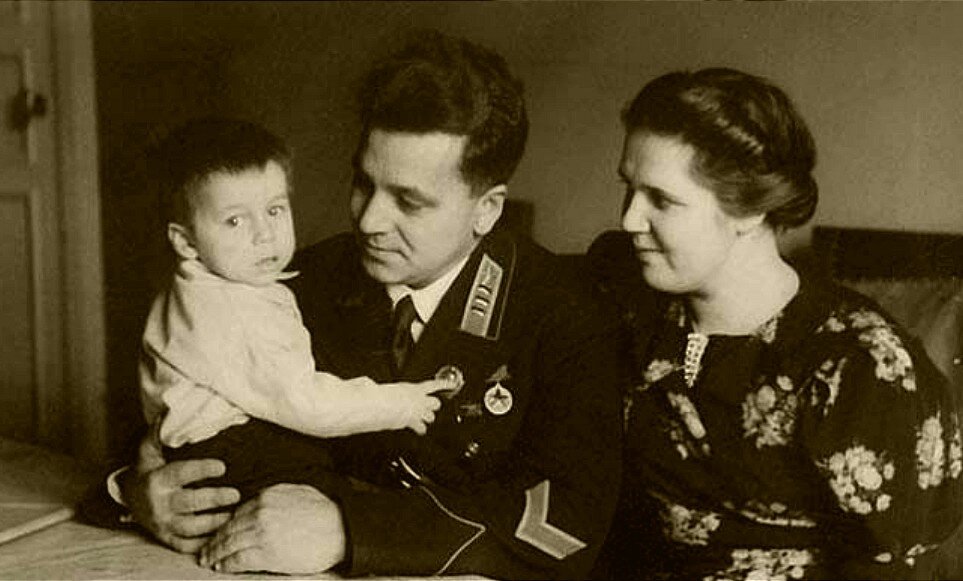 Анатолий Ляпидевский с семьей