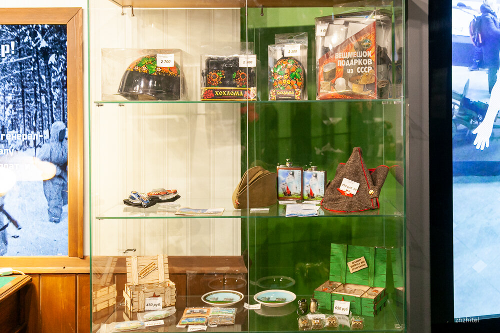 Витрина с сувенирами